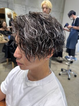 クリアバイフォレスト 流山おおたかの森(Clear by Forest.) メンズハイライトホワイトカラーセンターパートツーブロック流行