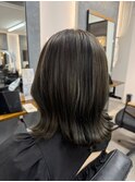外ハネで動きを出した大人ミディアム