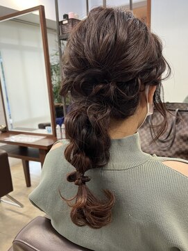 ラブリッシュ(LOVERICHE) ぽんぽん編み下ろしヘアアレンジ 【延山styling】