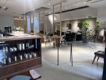 ニュア(neua)の写真/店内のインテリア全てにこだわり、居心地の良い空間。上質な空間で、あなただけのサロンタイムを楽しんで♪