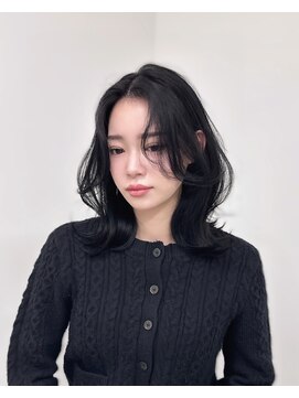 ロムーク 表参道(LOMKH) ミディアムレイヤーロングレイヤーカット顔周りブルーブラック