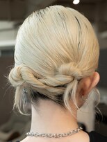 ジーレ(jiire)&nbsp;ブロンドベージュ　タイトアレンジ　お呼ばれヘア