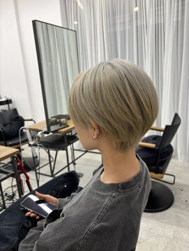 ハンサムショートとホワイトブロンドのブリーチカラー◎