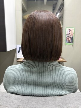 ヤヤ 浅草(yaya.) 肩上切りっぱなしボブスタイル