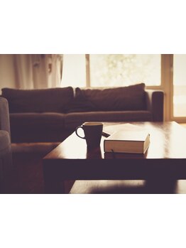 上質な器材とこだわりのカットチェアがある落ち着いた店内で、素敵なサロンタイムを。