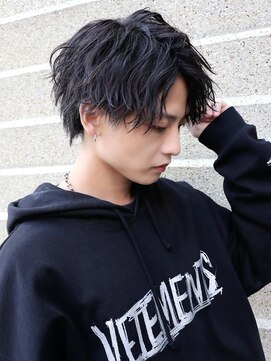 メンズミディアムツイストスパイラルセンターパートウルフ