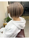 ショートボブ×ミルクティーベージュ