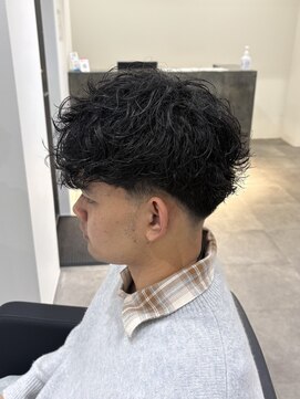 ヒュイル バイ ニアウ(Hwyl by Niau) メンズカットパーマ海外風テーパーフェードスペインカール