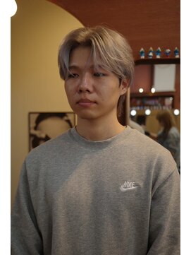 エディ(Edy) メンズセンターパートケアブリーチホワイトシルバー眉毛カット