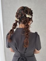 カシュカシュ 表参道(cache cache)&nbsp;ヘアアレンジヘアセットヘアメツインテール編み下ろしツイン