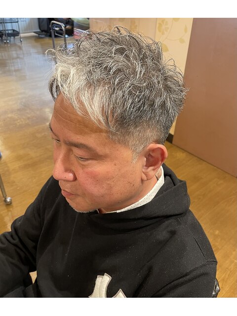 グレイヘアをかっこよく