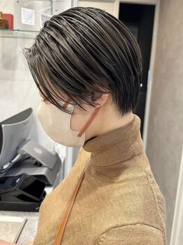 従来のショートとは違う。トレンドのショートヘアのポイントを押さえた顔周りのカットにこだわり＊