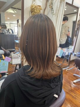 美容室 メザミー MESAMIES 外ハネくびれレイヤーカットひし形小顔ミディアム20代30代40代