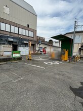 駐車場の出口方向から東に進んで下さい！