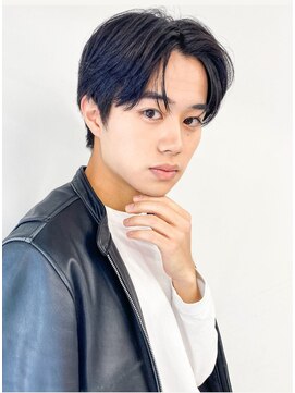 サロンリベルテ(salon Liberte) センターパートメンズ黒髪ショートフェザーツーブロック