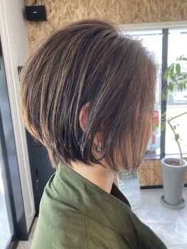 ユニ (UNI) 脱白髪染めハイライト×ショート