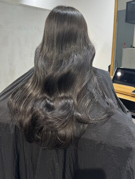 キュエム(Cuem) 【Cuem 小原】オリーブグレー　艶髪