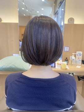 ウイバイファースト(u'i by first) 首のラインに沿って、丸みを帯びたスタイル