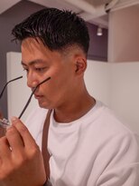 レフ(LEF)&nbsp;ミドルフェード/パートスタイル/フェザーアップ/刈り上げ