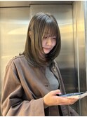柔らかカーキグレージュ×顔まわりレイヤー