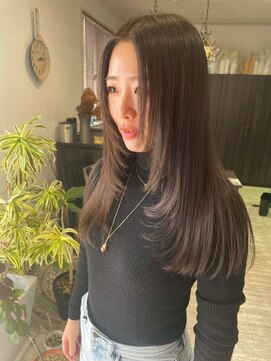 シー 岡崎(,SHE) 頬を撫でる毛先のニュアンス。計算されたサイドレイヤーで小顔
