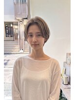 トレ(tre.)&nbsp;透明感ベージュ耳かけショートボブ