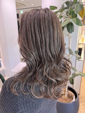 ステア ケース(stair case) アジア人特有の赤みを落ち着かせてくれるオリーブグレージュ