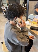 ツーブロック刈り上げ波巻きパーマ爽やかメンズスタイル