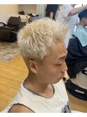 メンズブロンドブリーチスパイキーショート刈り上げアップバング