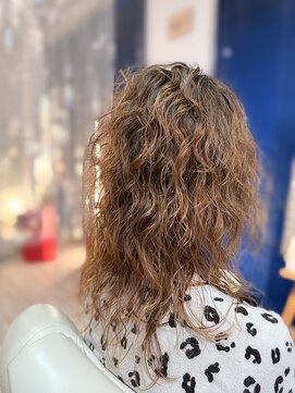 ファンタシー(FANTACY) ウルフレイヤー 抜けウエーブ 明るい白髪染めウイートベージュ