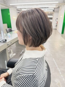 モリオ(morio) ハイライトカラーショートヘアベージュ白髪ぼかし