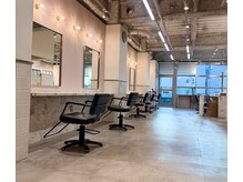 リシェイルノイ(RICHAIR.NEU)の雰囲気（広々とした店内でくつろいで頂けます。）