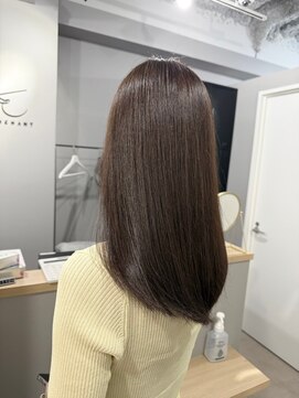 カミエ(kamie) セミロングのツヤ感ブラウン × 大人っぽさを引き出すカット