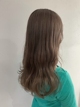 フース(Hus) グレージュカラー ロングヘア