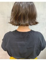 キチ(kichi.)&nbsp;[kichi.] 切りっぱなしボブ×くすみベージュ