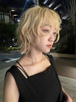 ルル 表参道(lulu.)&nbsp;外ハネボブ レイヤーカット ブロンド 切りっぱなしボブ【Riku】