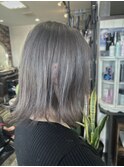 10代20代外はねボブシルバーアッシュカラー