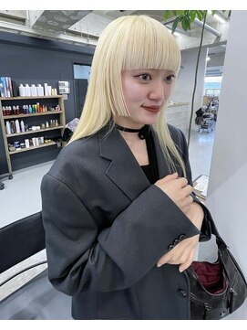 チーカ(chica) ケアブリーチで作る透明感ホワイトブロンド×ワイドバング