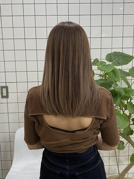 スート(suit.) 大人可愛いミディアムレイヤーミルクティーベージュ