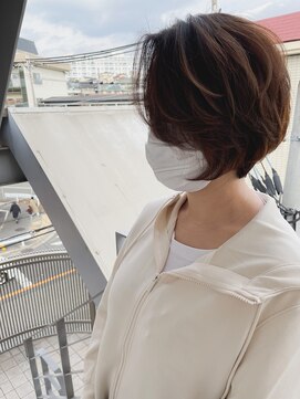 オーシャン(Ocean) 脱白髪染め/白髪ぼかしハイライト/前下がりボブ/ミニボブ