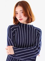 流れバングと重めのまとまるボブに色素薄めベージュ