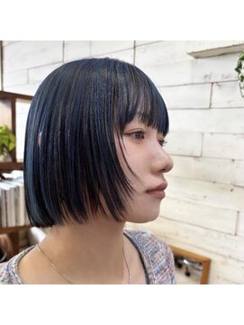 ハナビ(Hanabi) ブルーのアンブレラカラー×フェイスレイヤー×パツっとボブ