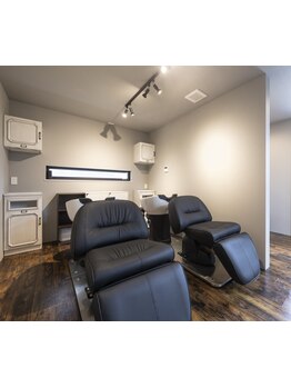 白を基調とした清潔感のある店内。4席のみのゆったりとした空間で癒しのサロンタイムを--