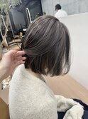 グレージュコントラストハイライトボブ