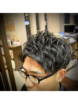 バーニーズ バーバークラブ(BARNEYS BARBER CLUB) ツーブロックショート　パーマスタイル