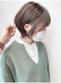 耳かけ外ハネショートウルフくびれサイドバング前髪あり