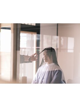 骨格や髪質を考慮したオーダーメイドカット。ご自宅でも再現できるデザインで、スタイリングも簡単