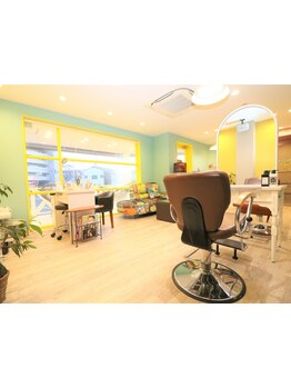 緊張せずにずっと通えるアットホームサロン。ハイキャリアの女性美容師達が丁寧に担当してくれるから安心◎