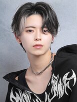 テンバイリップスヘアー(TEN by LIPPS hair)&nbsp;ホワイトシルバーアッシュインナーカラーツーブロセンターパート