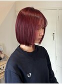 ボルドーレッドの切りっぱなしボブ
